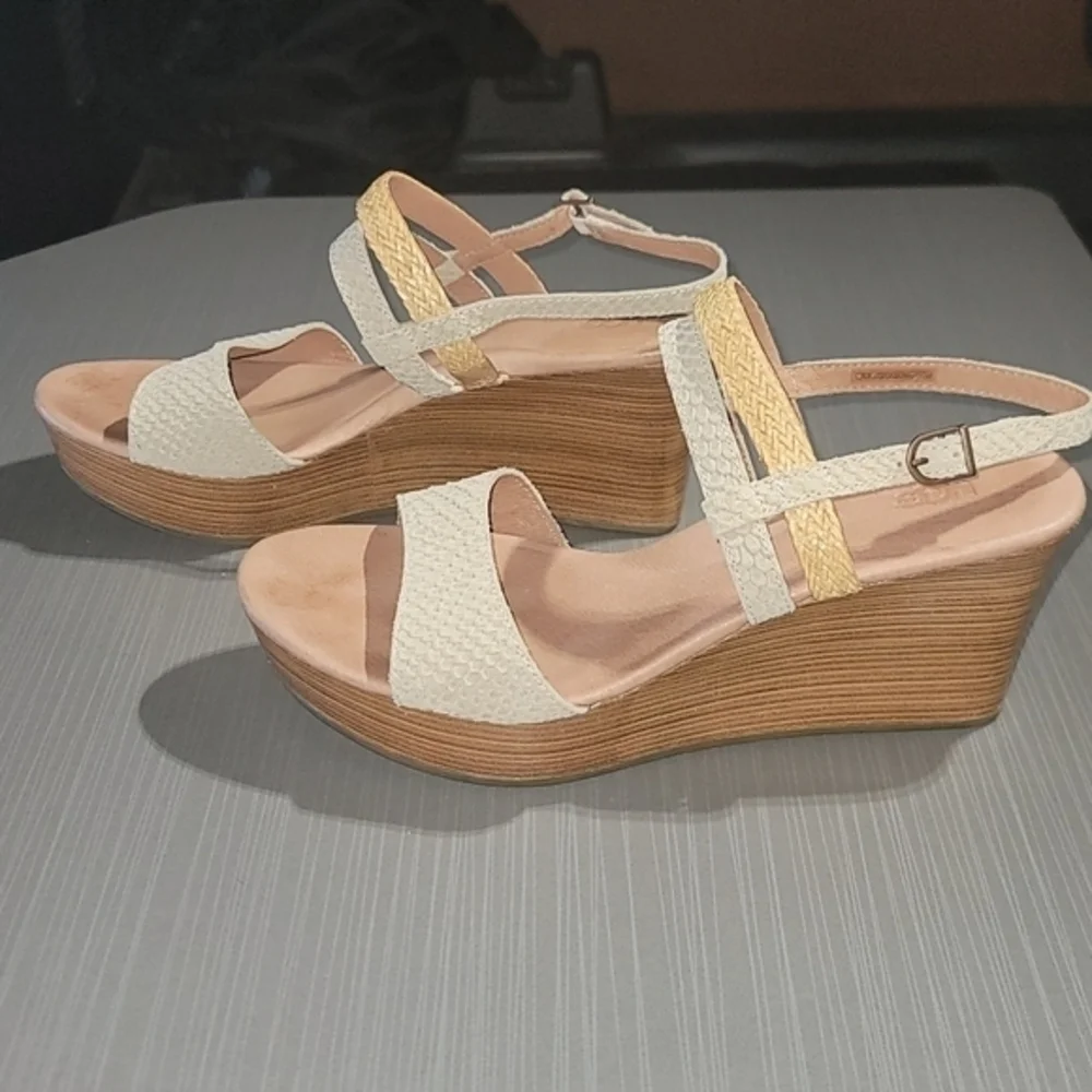 UGG Australia Cream Lira Mar Suede Snake Skin Strappy Wedge Sandle Women's 9‎